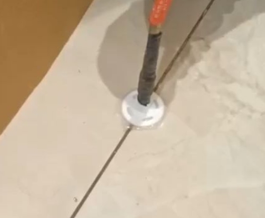 景泰瓷砖空鼓维修公司专业解答瓷砖在铺贴过程中，如果没有涂抹均匀到位的粘结材料（如水泥砂浆或瓷砖胶），可能会导致以下问题