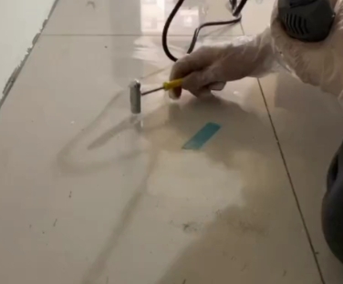 景泰瓷砖开裂维修公司专业分享瓷砖在铺贴前如果没有沥干水分，将会导致以下问题